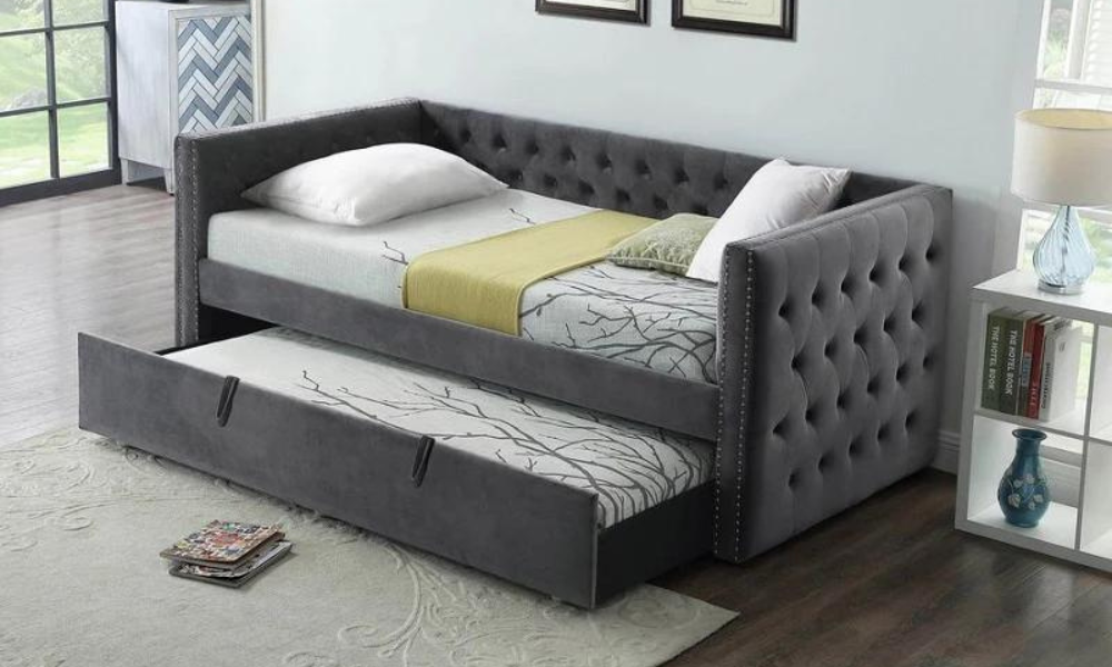 Divano letto in tessuto con dettagli in borchie e letto estraibile singolo - Grigio scuro