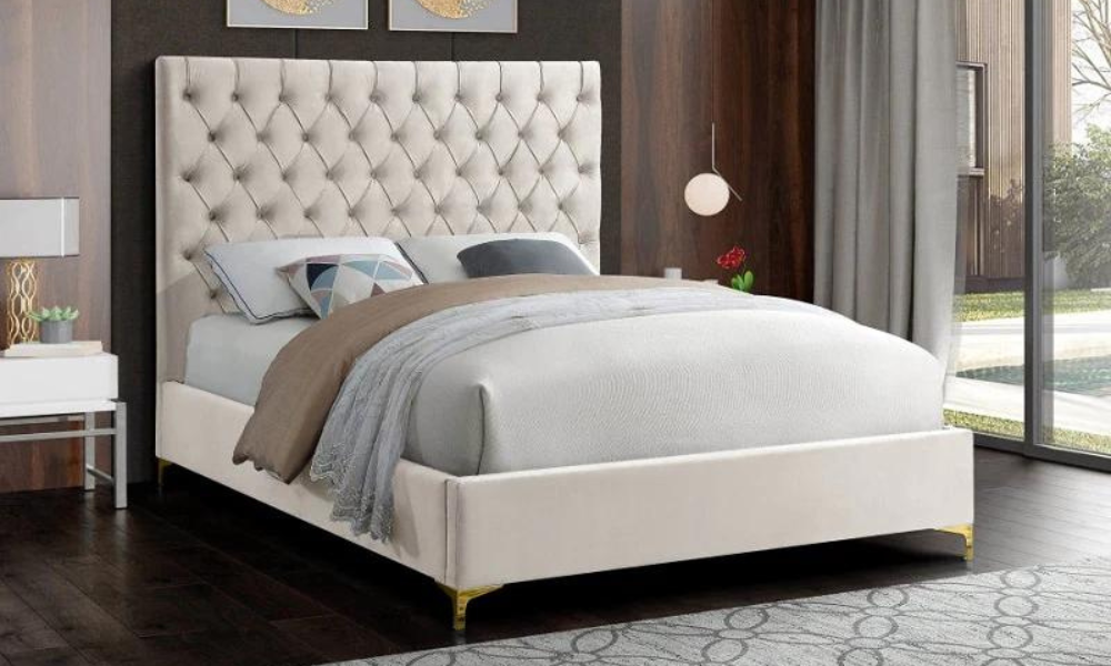 Lit plateforme avec revêtement en velours et pieds dorés et chromés - Beige